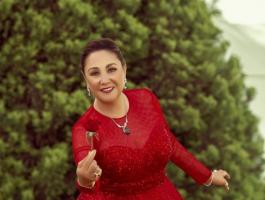 شيرين تخطف الأنظار بجلسة تصوير بالأحمر فى عيد الحب