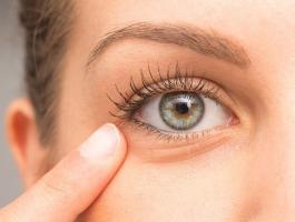 وصفات طبيعية للتخلص من تجاعيد تحت العين.