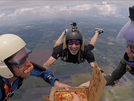 فريق قفز بالمظلات يتناول البيتزا في السماء على ارتفاع 14 ألف قدم.