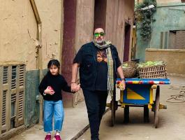 ابنة روبى مع والدها سامح عبد العزيز فى لوكيشن التصوير