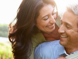 لماذا يبحث الرجل عن زوجة ثانية تصغره في السن عند التقدم بالعمر؟