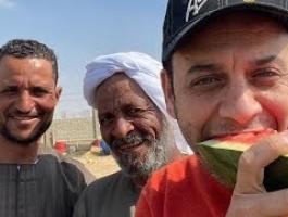 مصطفى قمر يدعو متابعيه لشراء البطيخ من بائع فاكهة