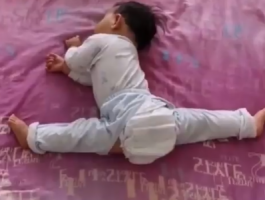 بالفيديو: رشيقة من صغرها.. طفلة عمرها سنة تؤدى حركات جمباز صعبة أثناء نومها