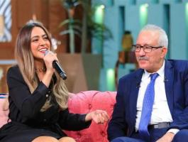 بالفيديو: هند عبد الحليم تغنى بنت الجيران مع والدها