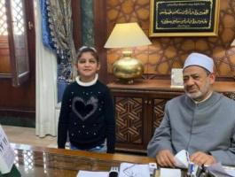 شيخ الأزهر وطفلة من غزة