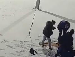 فيديو: طفل ينجو بعد سقوطه من الدور 12 على الثلوج فى روسيا