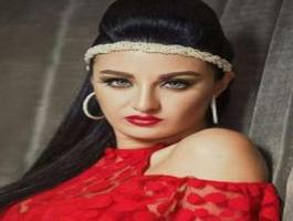 الراقصة صوفينار تظهر بالحجاب داخل كنيسة