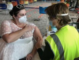 بعد إلغاء حفل زفافها بسبب كورونا.. أمريكية تتلقى اللقاح بفستان الزفاف