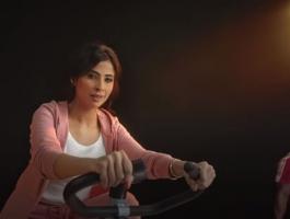 من جديد... روبي تركب العجلة في إعلان جديد