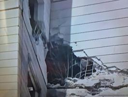 بالفيديو: مصرع مستوطن وإصابة آخرين بسقوط صاروخ على مبنى في عسقلان