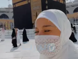 بسمة وهبة تدعو لـ دلال عبد العزيز من أمام الكعبة