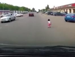 نجاة طفلة صغيرة بعد سقوطها من سيارة على طريق سريع