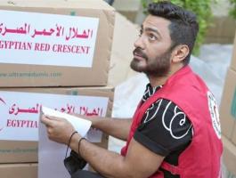 تامر حسني يدعم فلسطيني بالتطوع لدى الهلال الأحمر