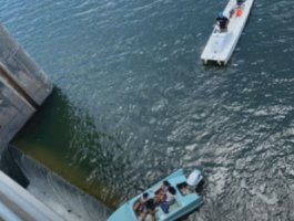 إنقاذ قارب قبل سقوطه من أعلى حافة سد بمدينة أوستن الأمريكية