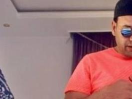 بعد هجوم السوشيال ميديا... مصطفي قمر يحذف صورته مع ابنته أثناء الصلاة بالنضارة