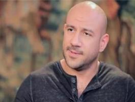 بالفيديو: أحمد مكي يُطعم قردا من خلف قفص حديدي
