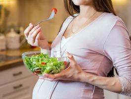 فوائد الخس للحامل ودوره في تقوية عظام الجنين