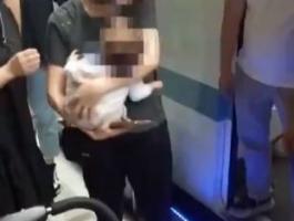 شاب صينى ينقذ طفلا رضيعا سقط من أمه بين قطار المترو والرصيف