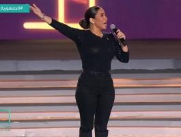 شيرين عبد الوهاب تتحدى قواعد الأناقة في إطلالتها أمام الرئيس
