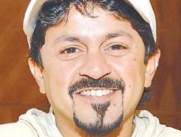 شاهد: مقطع فيديو يتسبب بترحيل الفنان فرحان العلي