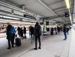 السويد | سيدة ترمي بنفسها وطفليها أمام القطار