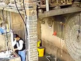 بالفيديو | انهيار سقف مطبخ على سيدة وهي تغسل الأطباق