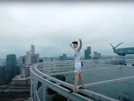 بالفيديو |  لحظات تحبس الأنفاس لشاب بريطاني يتسلق مبنى في لندن دون حماية