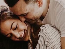 ماذا يعني عندما يلمس الرجل وجهك؟