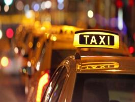 امرأة تدفع أجرة تاكسي 2000 دولار بالخطأ... إليكم السبب؟