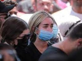 مشاهد مؤثرة من أمام قبر دلال عبد العزيز