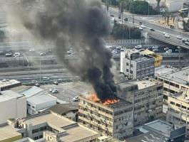 اندلاع حريق في مبنى جنوب تل أبيب