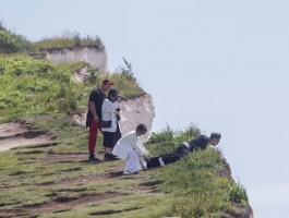سياح يخاطرون بحياتهم لالتقاط صورة سيلفى على حافة منحدر ببريطانيا