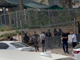الشرطة الإسرائيلية تدّعي العثور على ملابس يشتبه أنها للأسرى الـ 6 بالناعورة.png