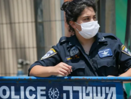 إسرائيلي يُهشم أنف شرطية لمطالبته بارتداء كمامة ضد 