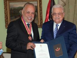 فلسطين تكرّم أشرف زكي بأعلى وسام ثقافي في الدولة