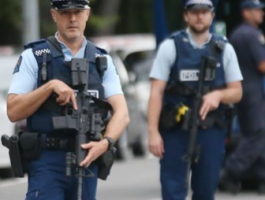 طفل نيوزيلندى يجرى مكالمة طريفة بخدمة الطوارئ لاستدعاء الشرطة