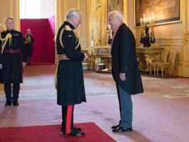 بالفيديو: طبيب عراقي يحصل على أعلى تكريم بريطاني من الأمير تشارلز
