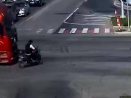 بالفيديو: نجاة سائق دراجة من حادث رهيب بأعجوبة