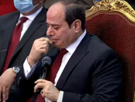 بالفيديو: الرئيس المصري يبكي متأثرا بحديث طالب من ذوي الهمم