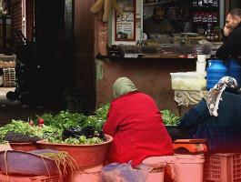 الفلسطينية تسعى لتوفير قوت يومها وتحلم بالعودة