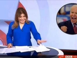 بالفيديو: مذيعة عربية تدخل في نوبة من الضحك على الهواء وتعجز عن إكمال خبر عن بايدن!