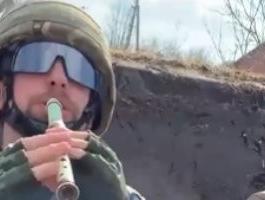 جندي يعزف وقت الحرب