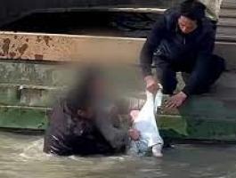 انقاذ طفل وامه