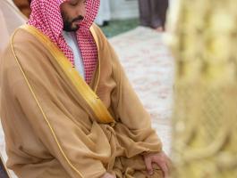 بالفيديو والصور.. ولي العهد محمد بن سلمان يصلي في الروضة الشريفة