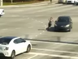 فيديو لموقف بطولي.. أنقذوا امرأة فقدت الوعي وسيارتها تتحرك