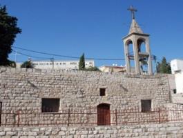 الاحتلال يقيد حركة المسيحيين ويستهدف كنائسهم وممتلكاتهم