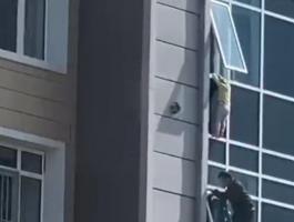 بالفيديو: في مشهد يحبس الأنفاس.. إنقاذ طفلة معلقة على شرفة في الطابق الثامن