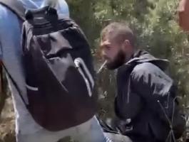 سيجارة أثناء الاعتقال.. مقطع فيديو لمنفذ عملية إلعاد يثير غضبًا إسرائيليًا