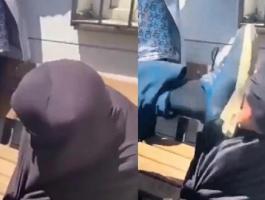 تركي يركل مسنة سورية على وجهها بوحشية في غازي عنتاب.. والسلطات تعتذر! (فيديو)