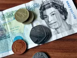 بنك إنجلترا يحذر.. العملة الورقية بيدك ستصبح 